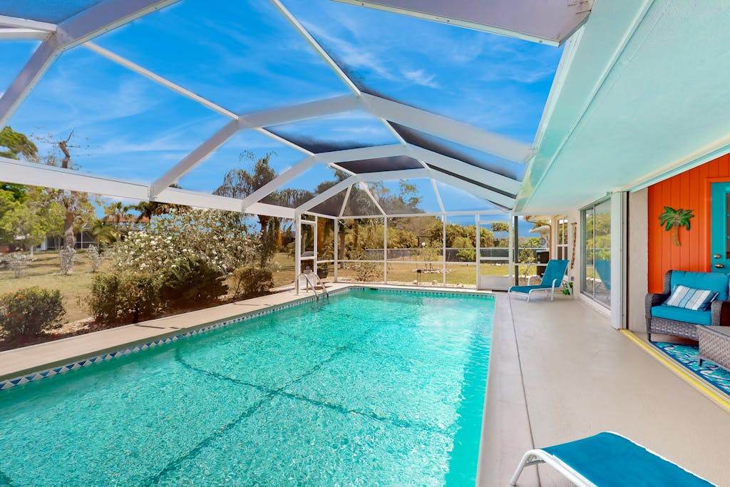Tropical paradise near the beach with enclosed private pool & lanai