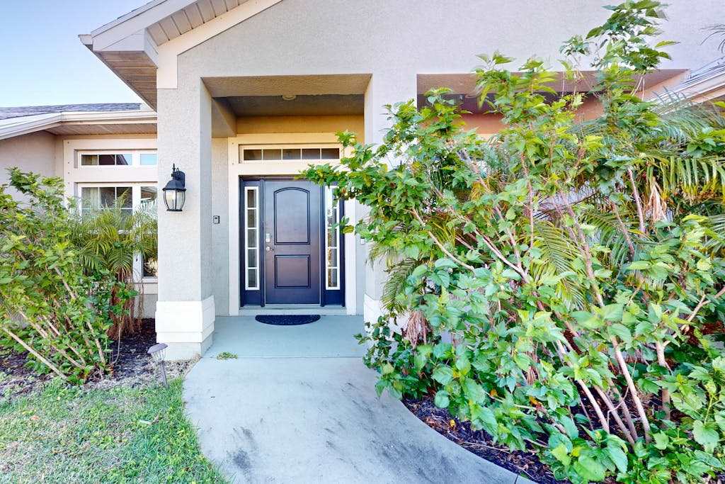 Cozy home with yard near attractions washer & dryer & WIFI