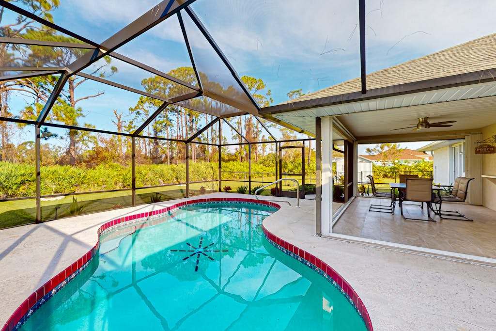 Cozy home with private pool lanai central AC & washer & dryer