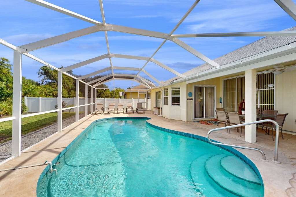 Coastal Cottage with private pool lanai & free internet