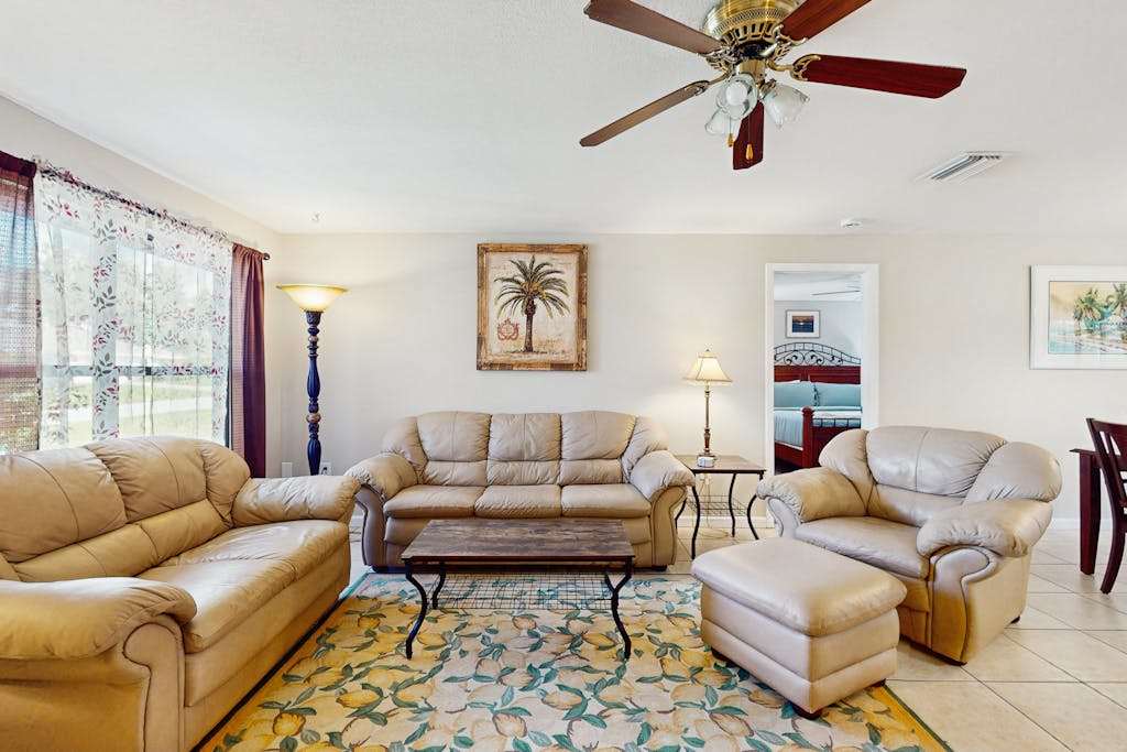Family & dog friendly pool home close to beaches harbor & river