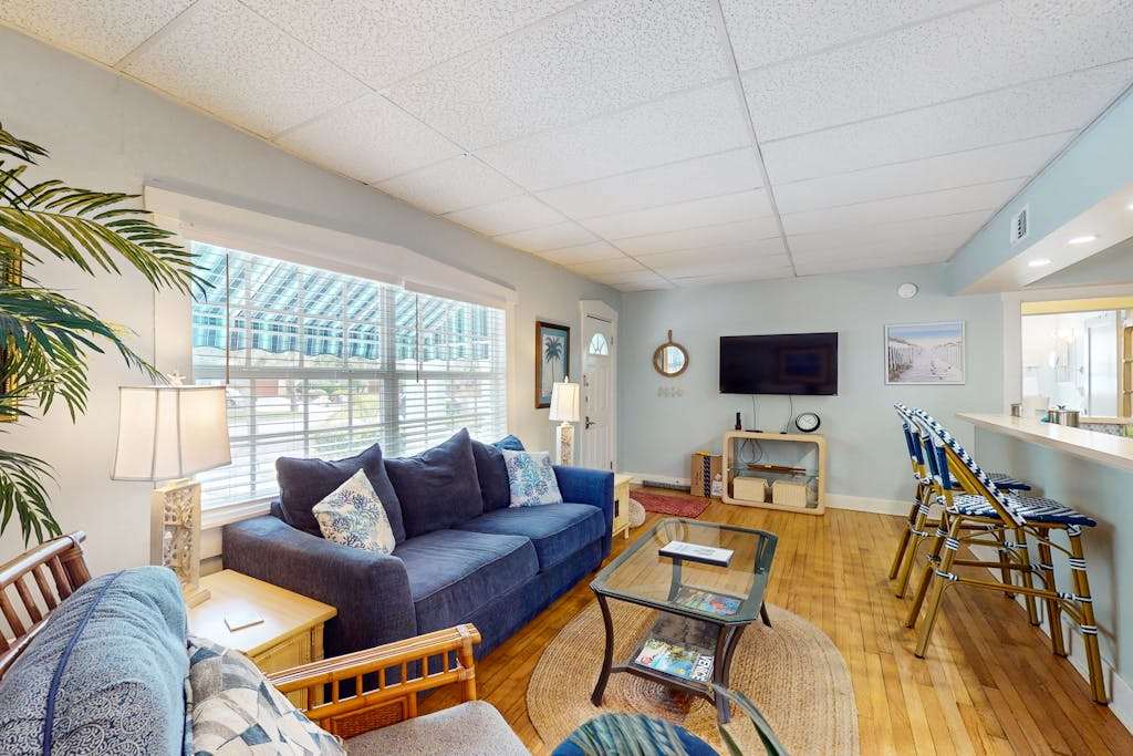 Dog friendly duplex with outdoor living walk to beach & downtown