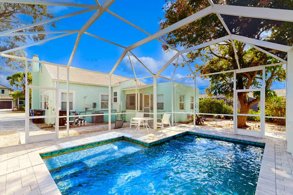 Dog friendly duplex with outdoor living area walk to beach & downtown