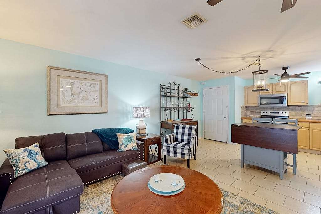 Dog friendly & Snowbird friendly close to beaches!