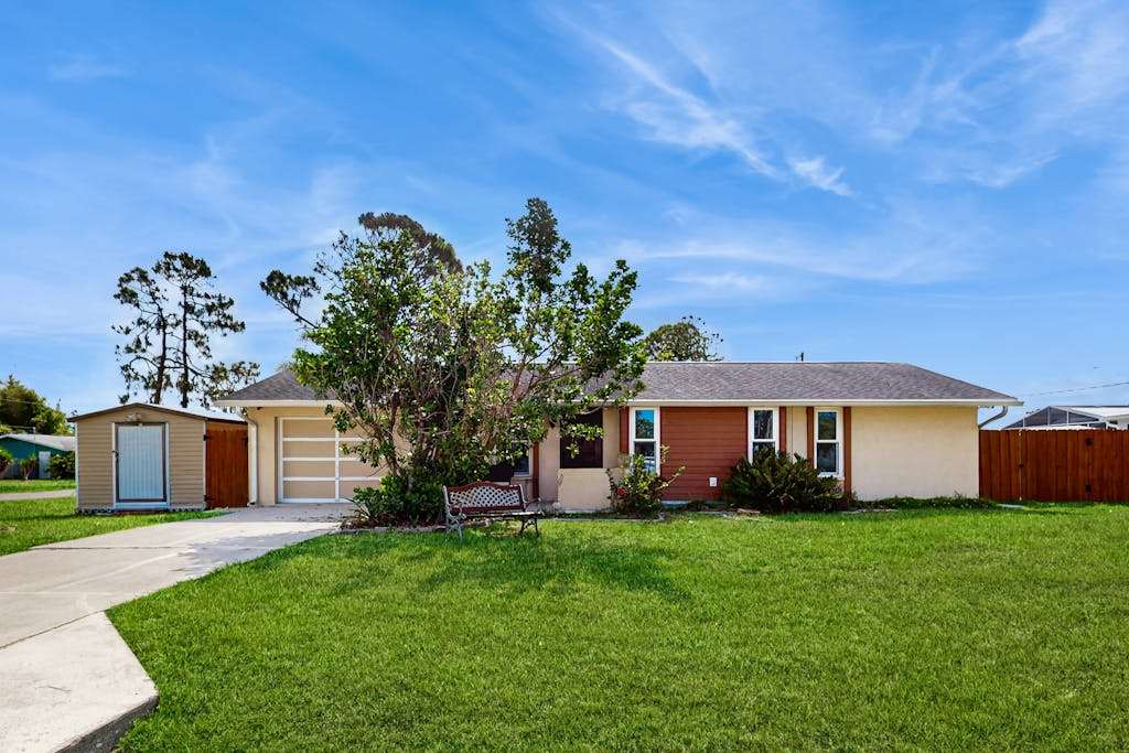 Spacious home with enclosed pool & patio & near attractions