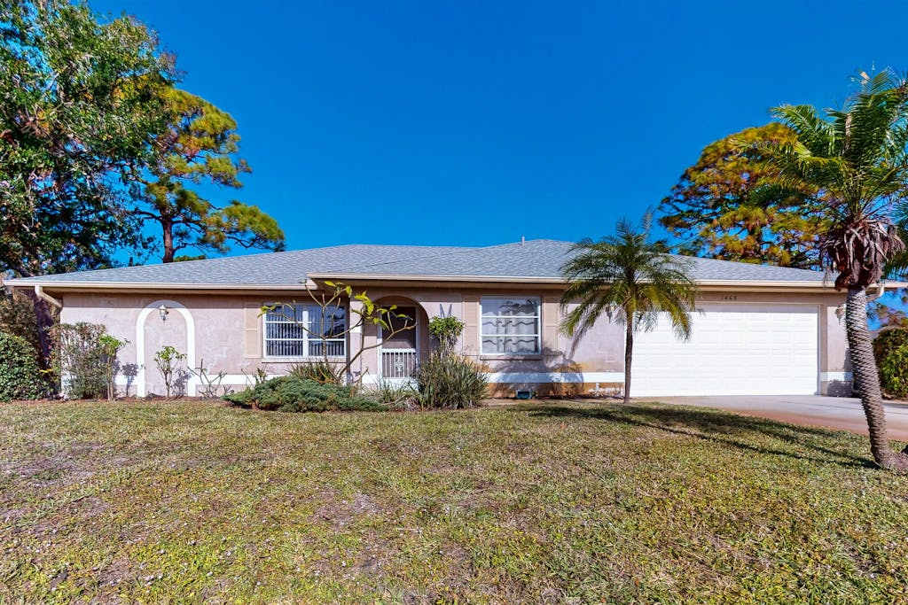 Coastal charm within blocks of the Gulf beaches snowbird & dog friendly AC