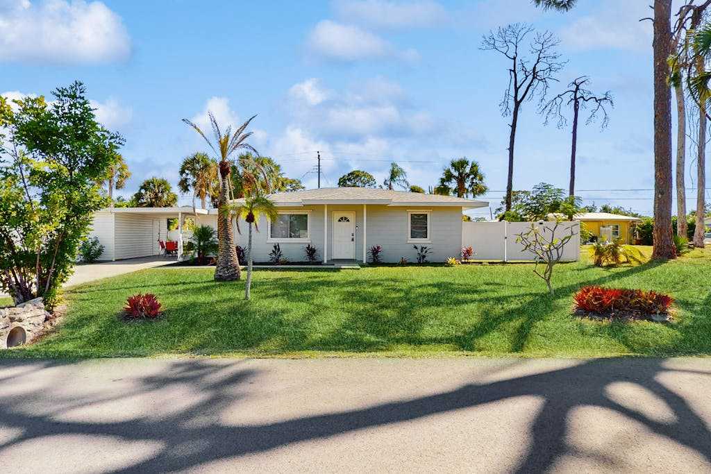 Dog friendly home with yard internet & washer & dryer