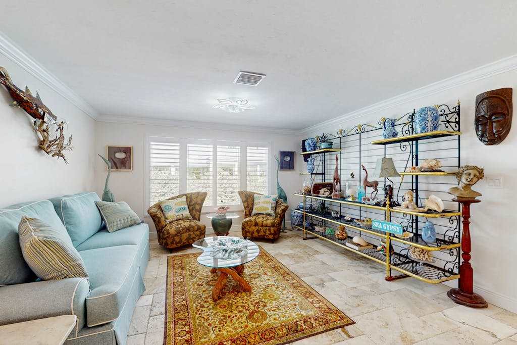 Coastal Cottage walking distance to the beach internet & washer & dryer