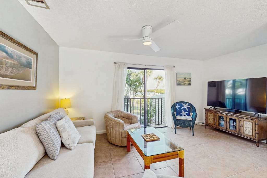 Charming condo with access to shared outdoor pool wifi & private balcony