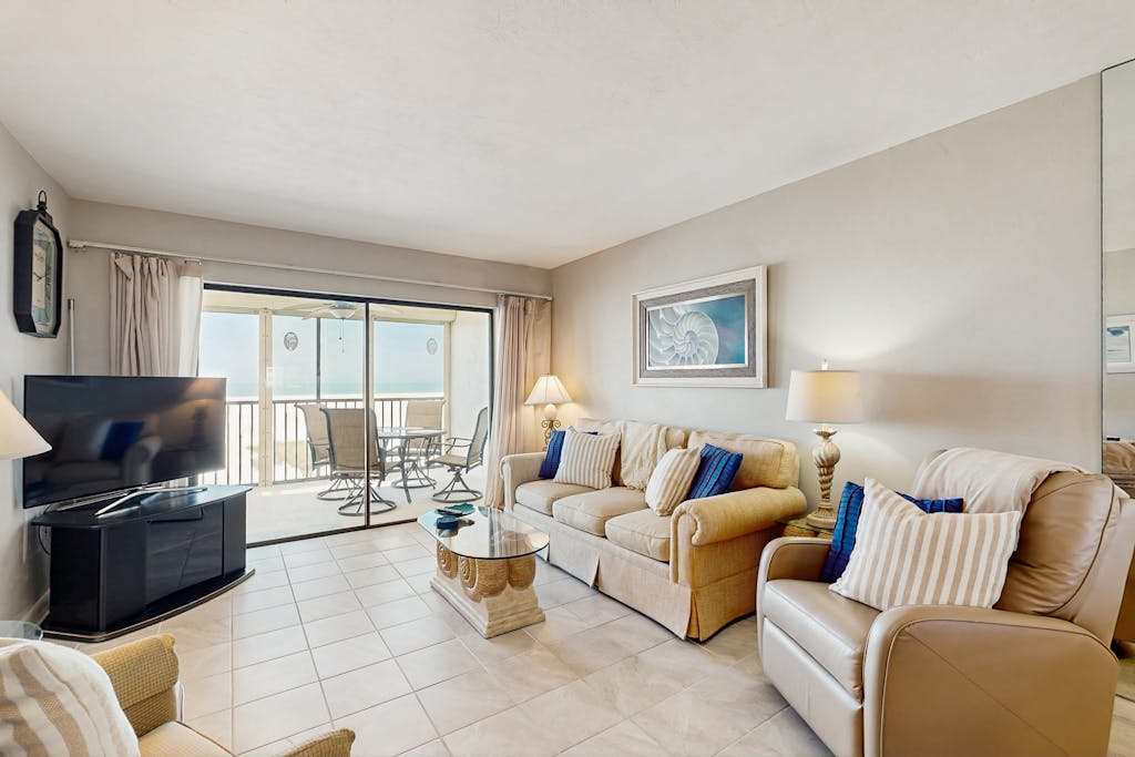 Beachfront Condo gorgeous views shared pool & beach access