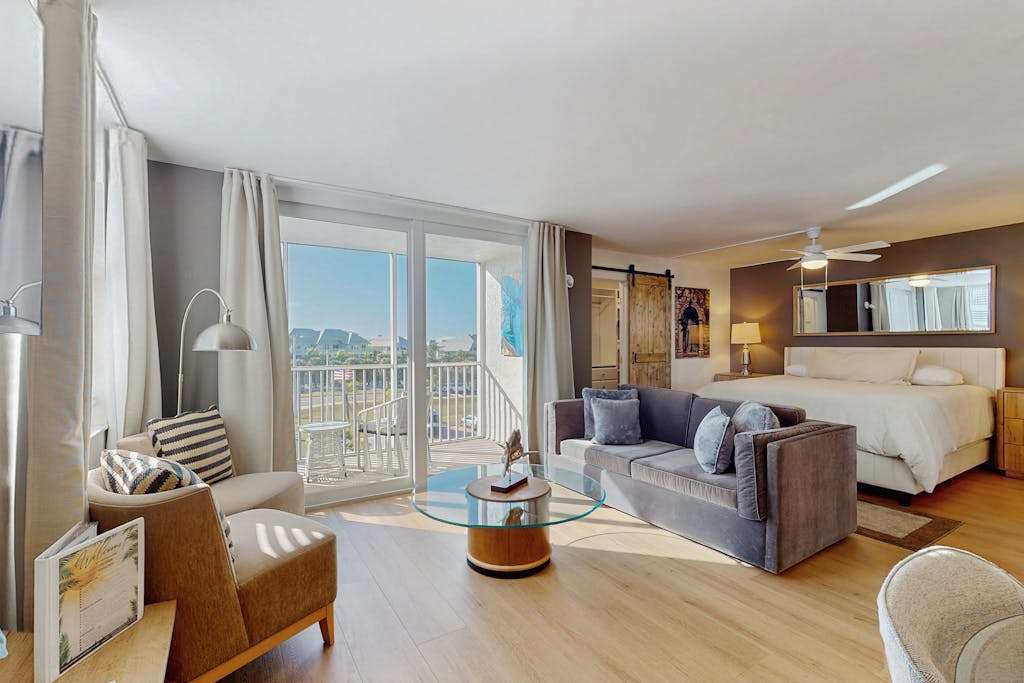 Gorgeous condo with modern upgrades Gulfviews & shared pool