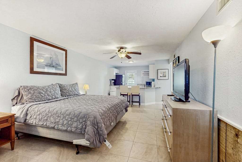 Coastal Quadruplex on Manasota Key, Dog-Friendly Studio, King Bed, Snowbird Specials (Unit D)