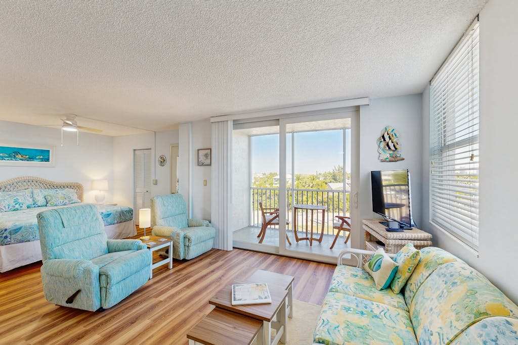 Quaint condo withprivate balcony wifi community pool & beach access