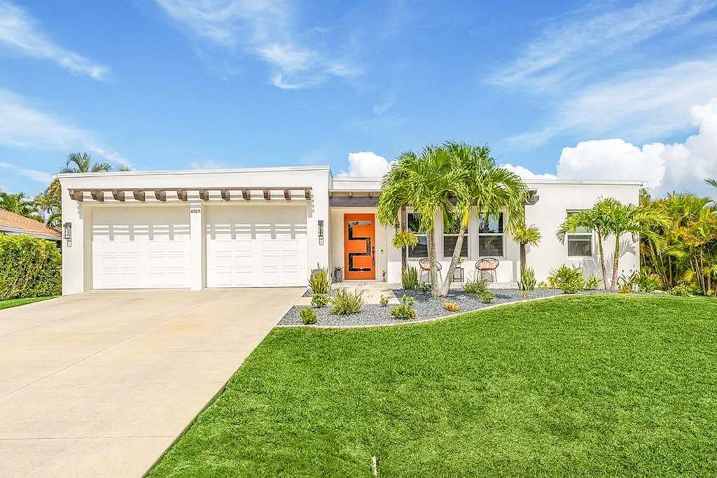Dog friendly home with fire pit enclosed yard & washer & dryer