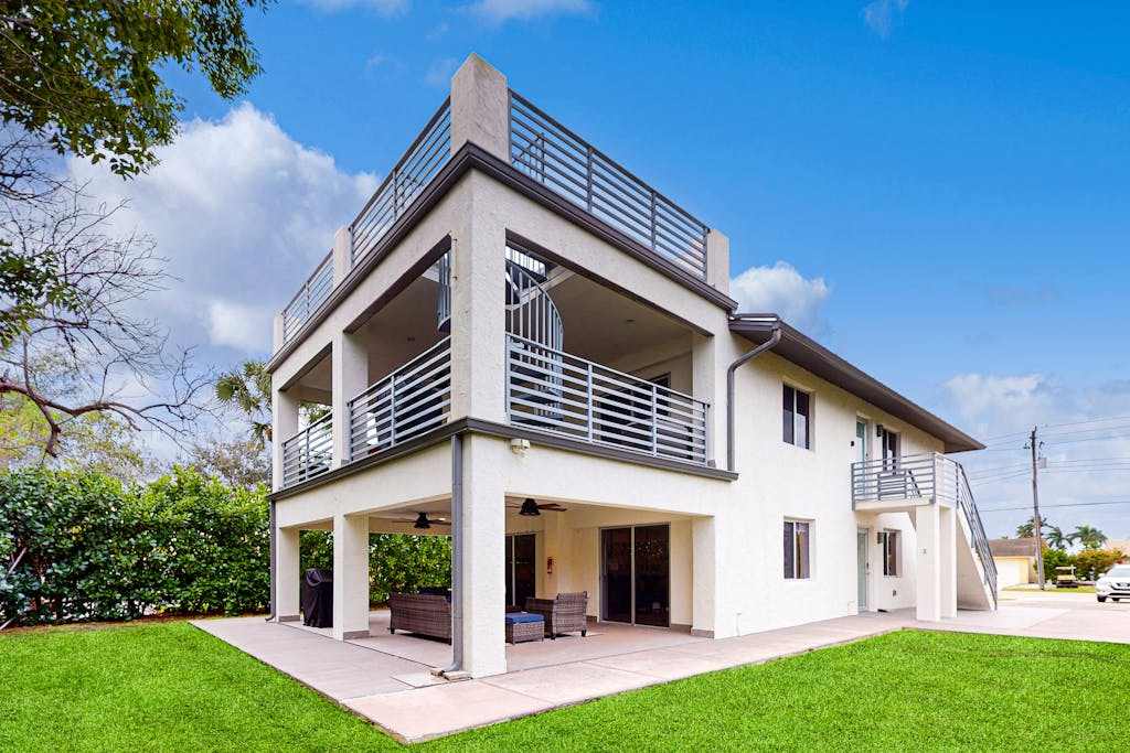 Dog friendly duplex with a patio deck washers dryers & central AC