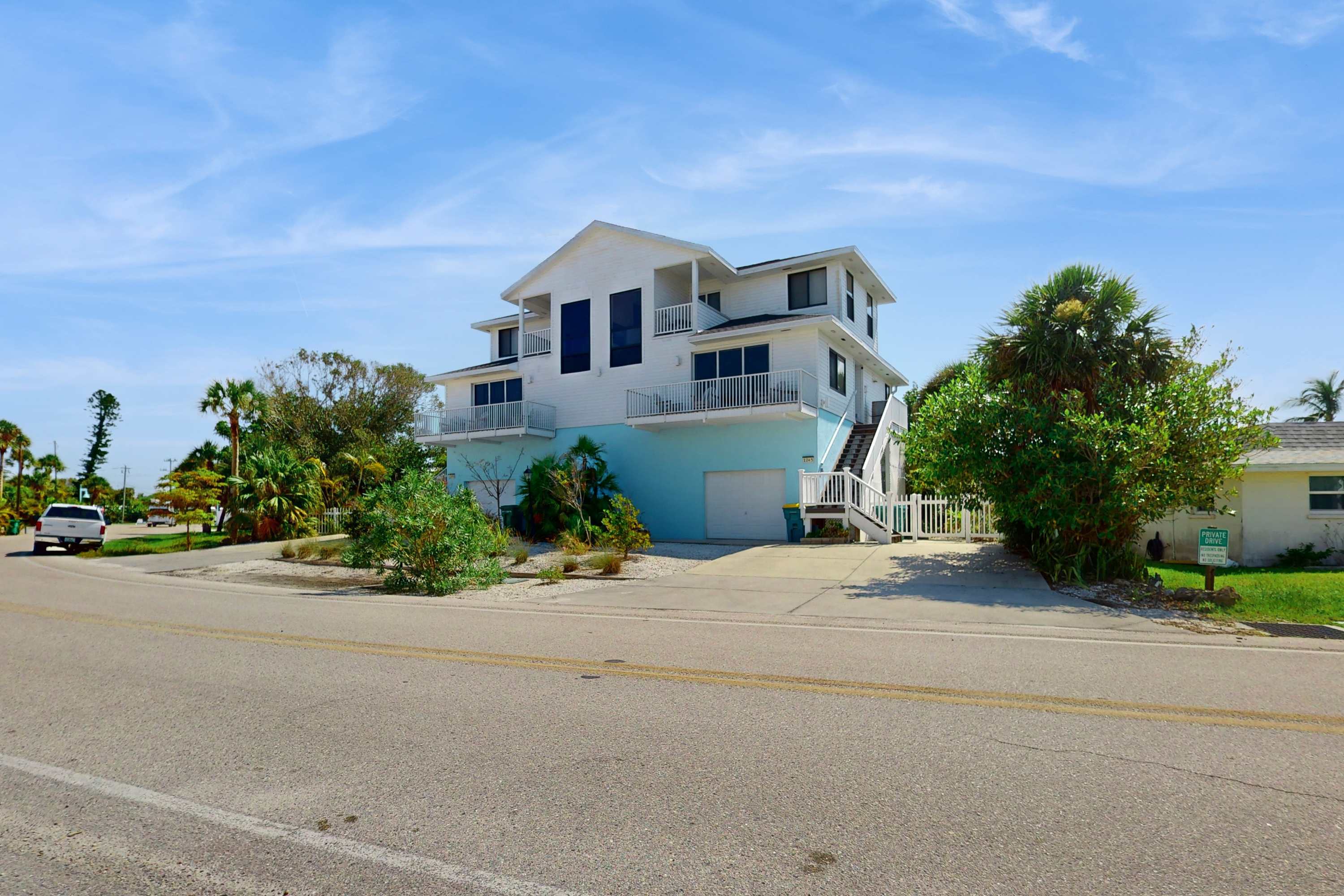 Spacious Duplex with two kitchens washer & dryer & WiFi throughout
