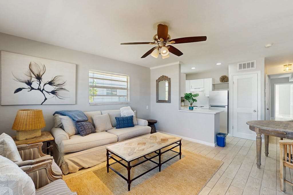 Coastal duplex with full kitchen close to beach & shopping