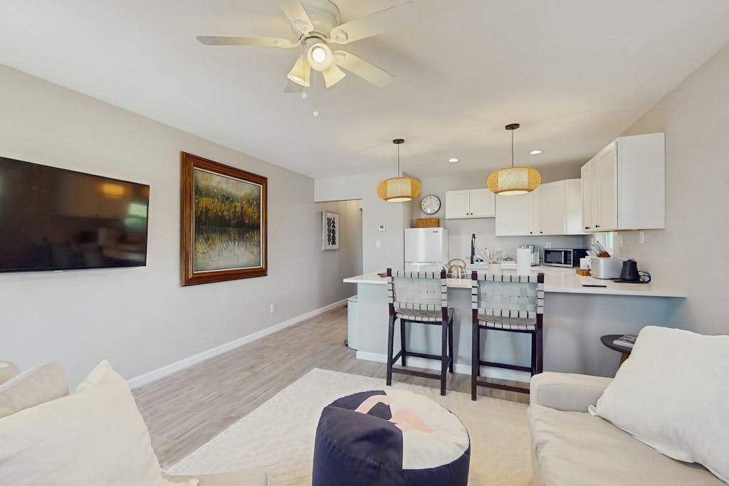 Cozy coastal duplex with full kitchen close to beach & shopping