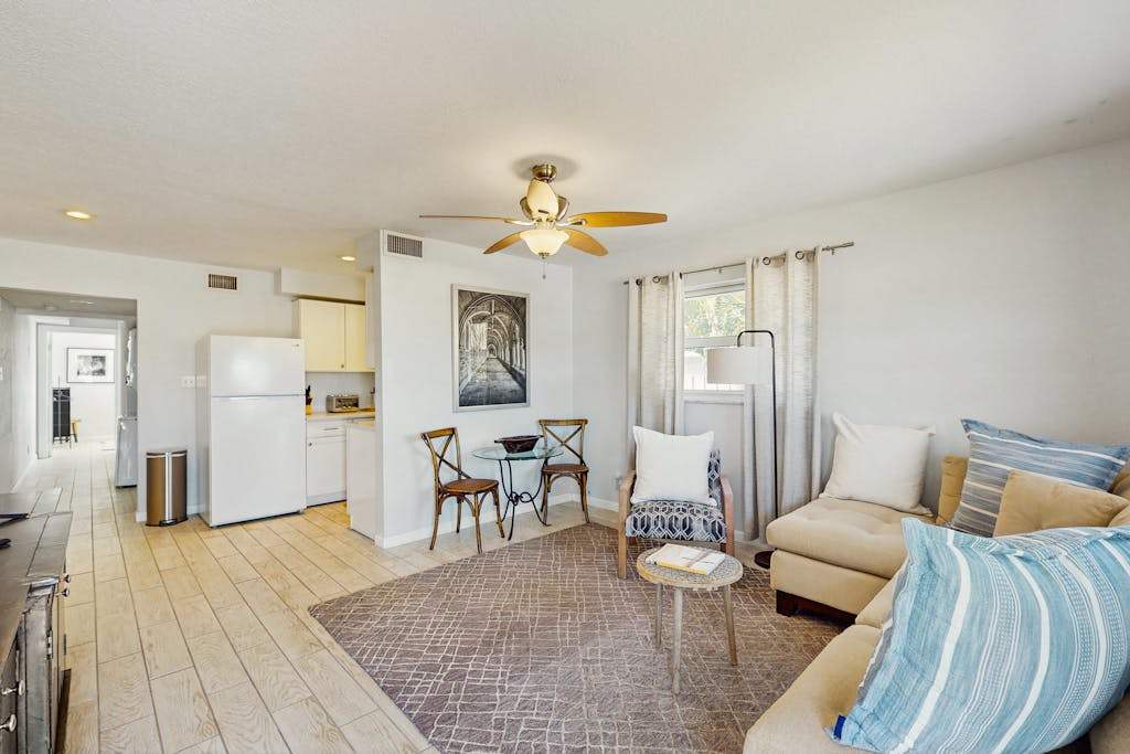 Cozy coastal duplex with full kitchen close to beach & shopping