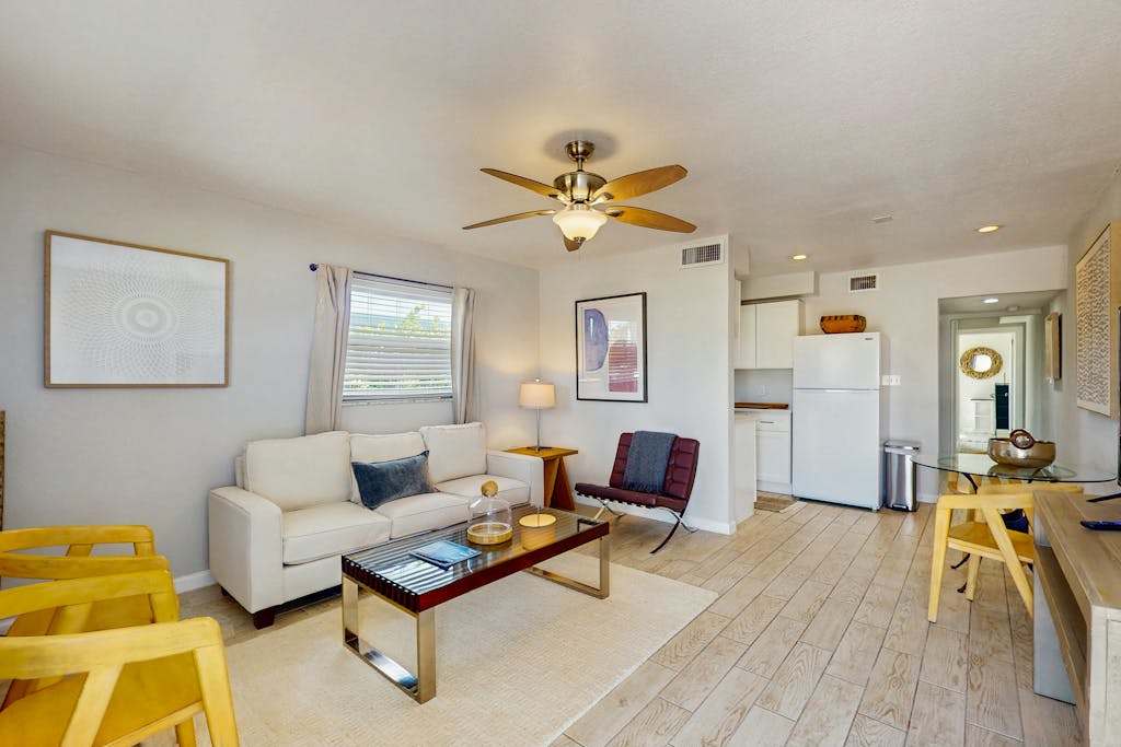 Spacious master duplex w full kitchen close to beach & shopping