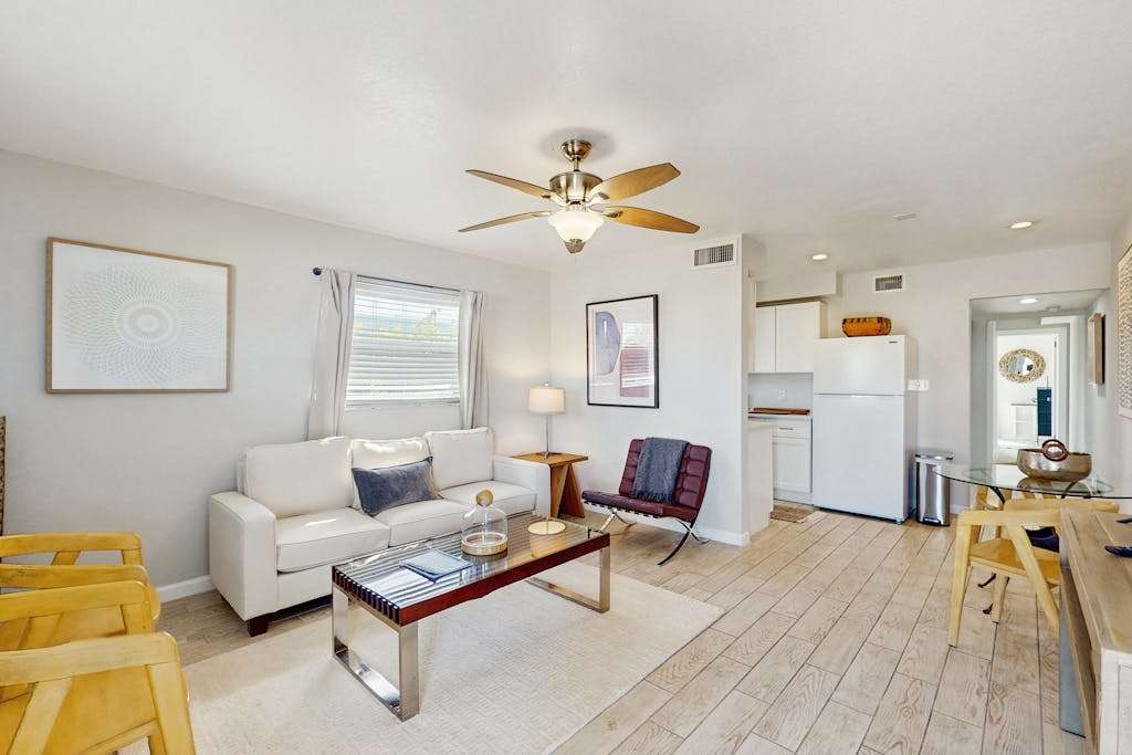 Cozy coastal duplex with full kitchen close to beach & shopping