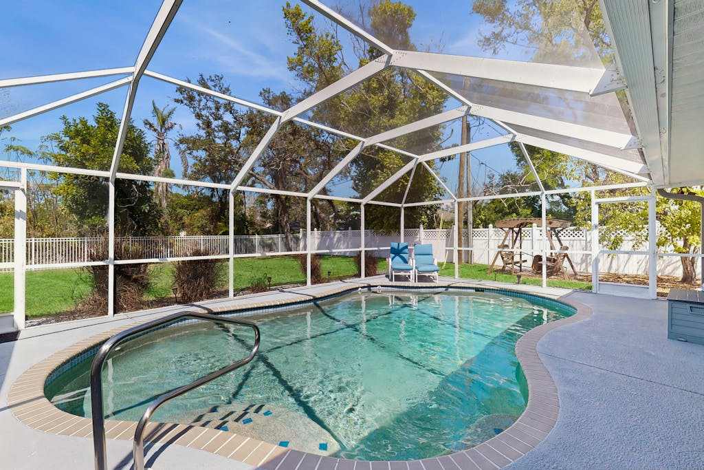 Dog friendly home withprivate salt water in ground pool & close to Shamrock Park