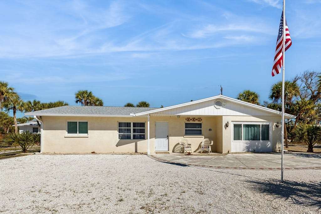 Dog friendly home withaccess to Englewood Beach WIFI & outdoor patio