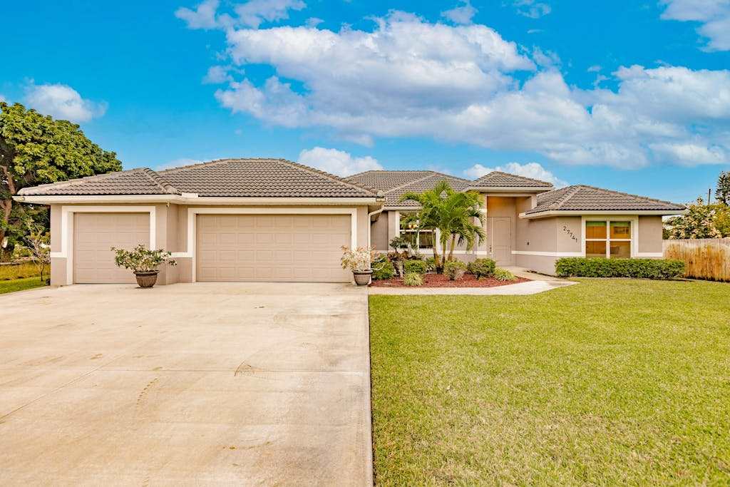 Delightful home near beaches with heated pool patio lanai grill & streaming