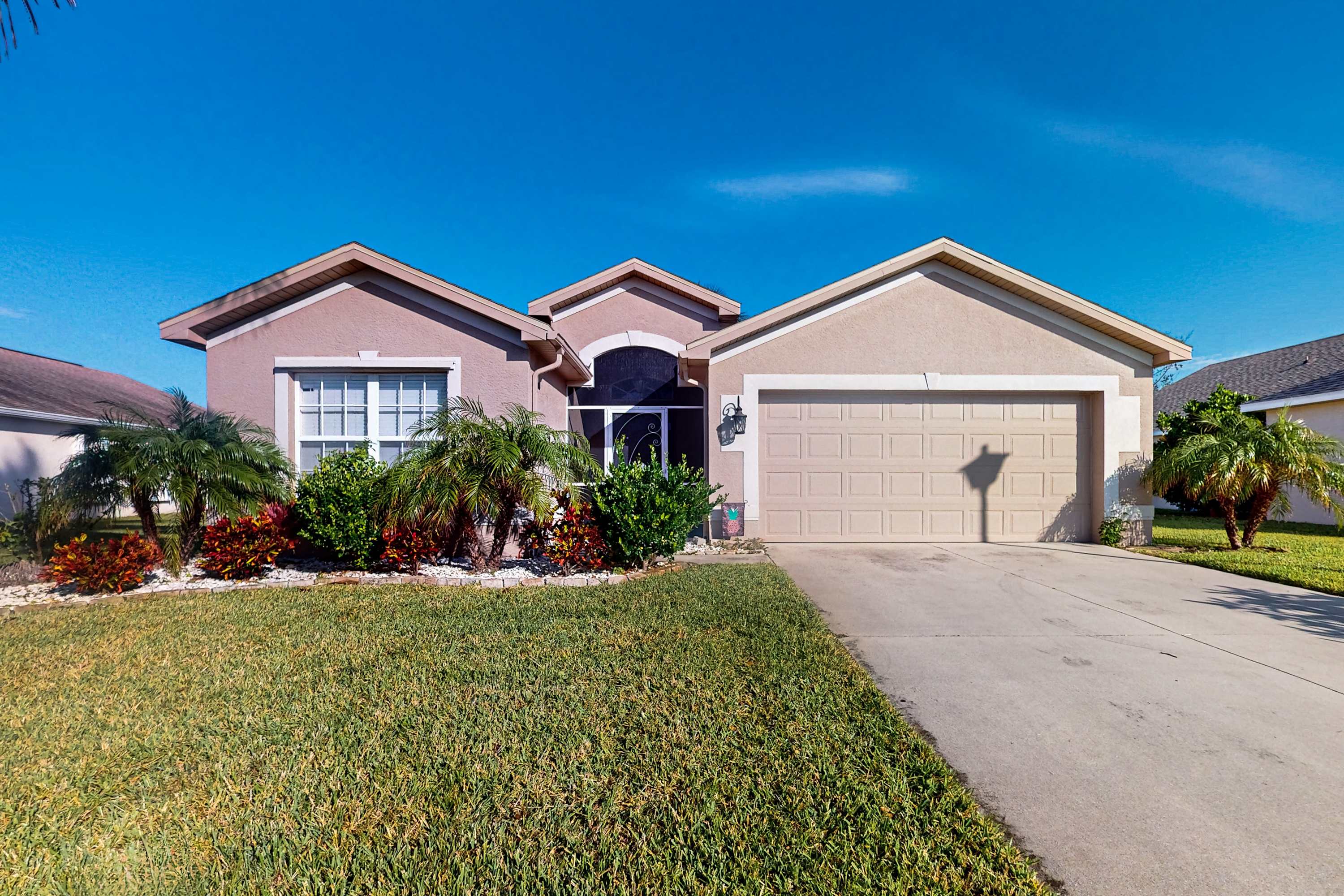 Beautiful Lakefront Home with Private Pool & Spa Furnished Lanai Grill & WiFi