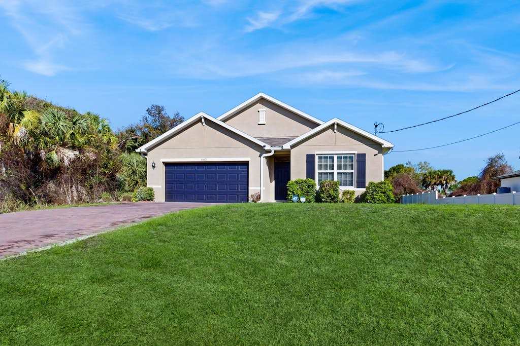 Gorgeous coastal home with plenty of privacy full kitchen & backyard