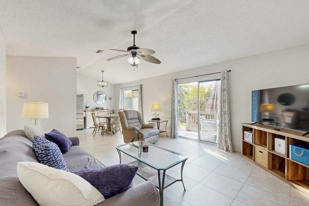 Cozy coastal duplex with full kitchen close to beach & shopping
