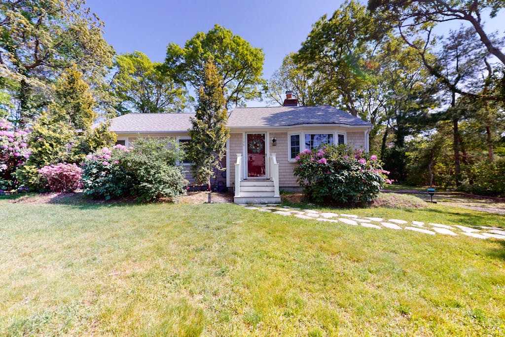 Cozy Cape home, Wifi, outdoor shower and deck - minutes to beach