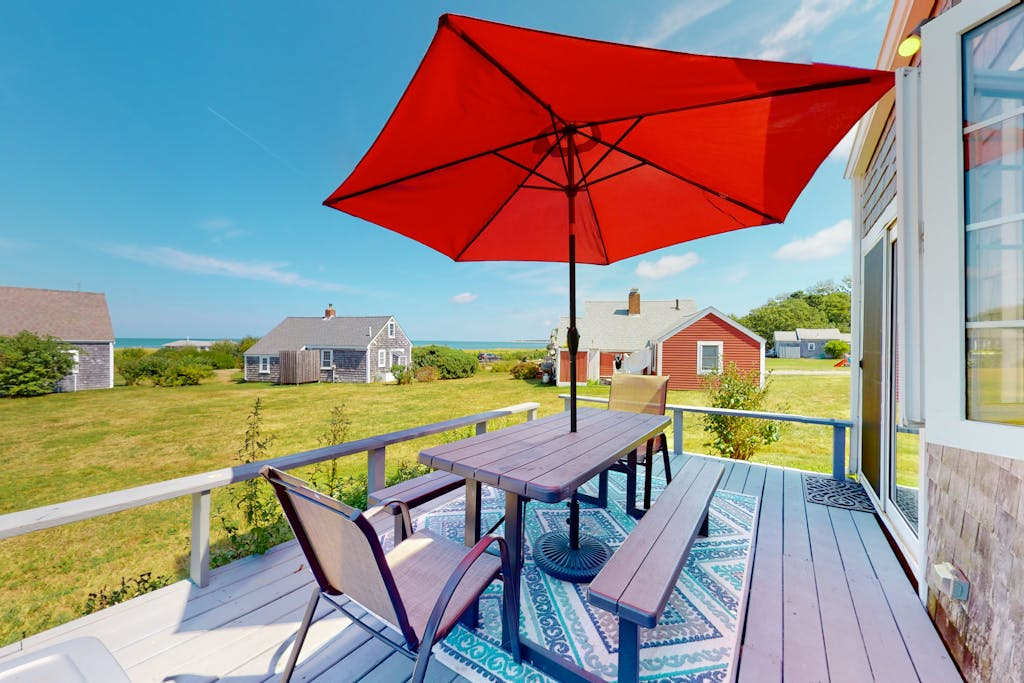 Bay view cottage with deck, gas grill & great view - steps to private beach