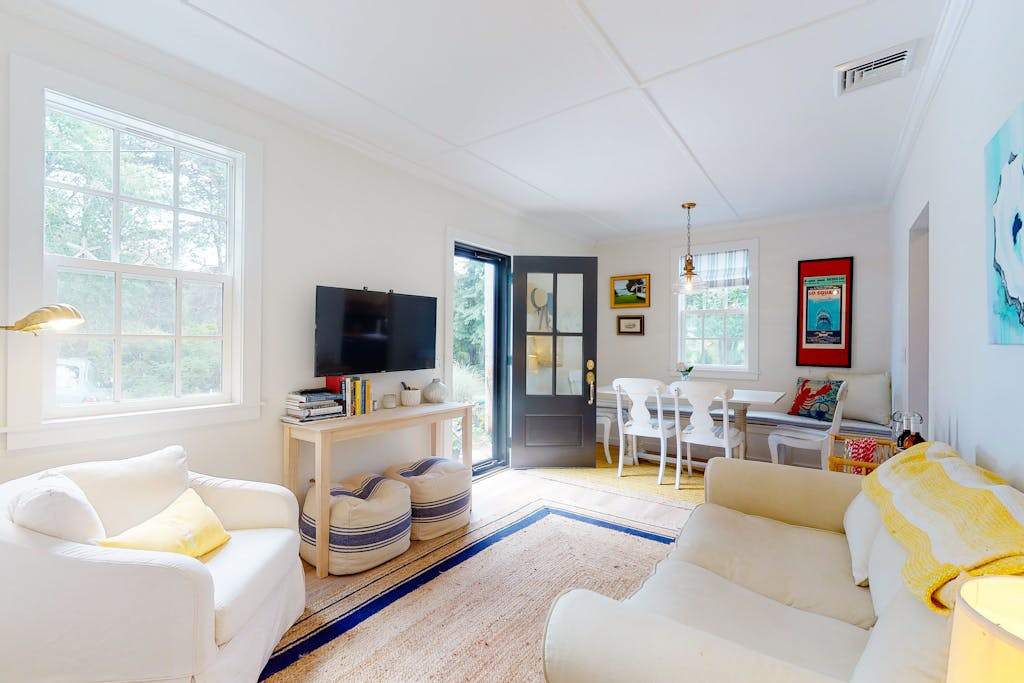 Beautiful, cozy ranch home with a deck - walking distance to Downtown Chatham