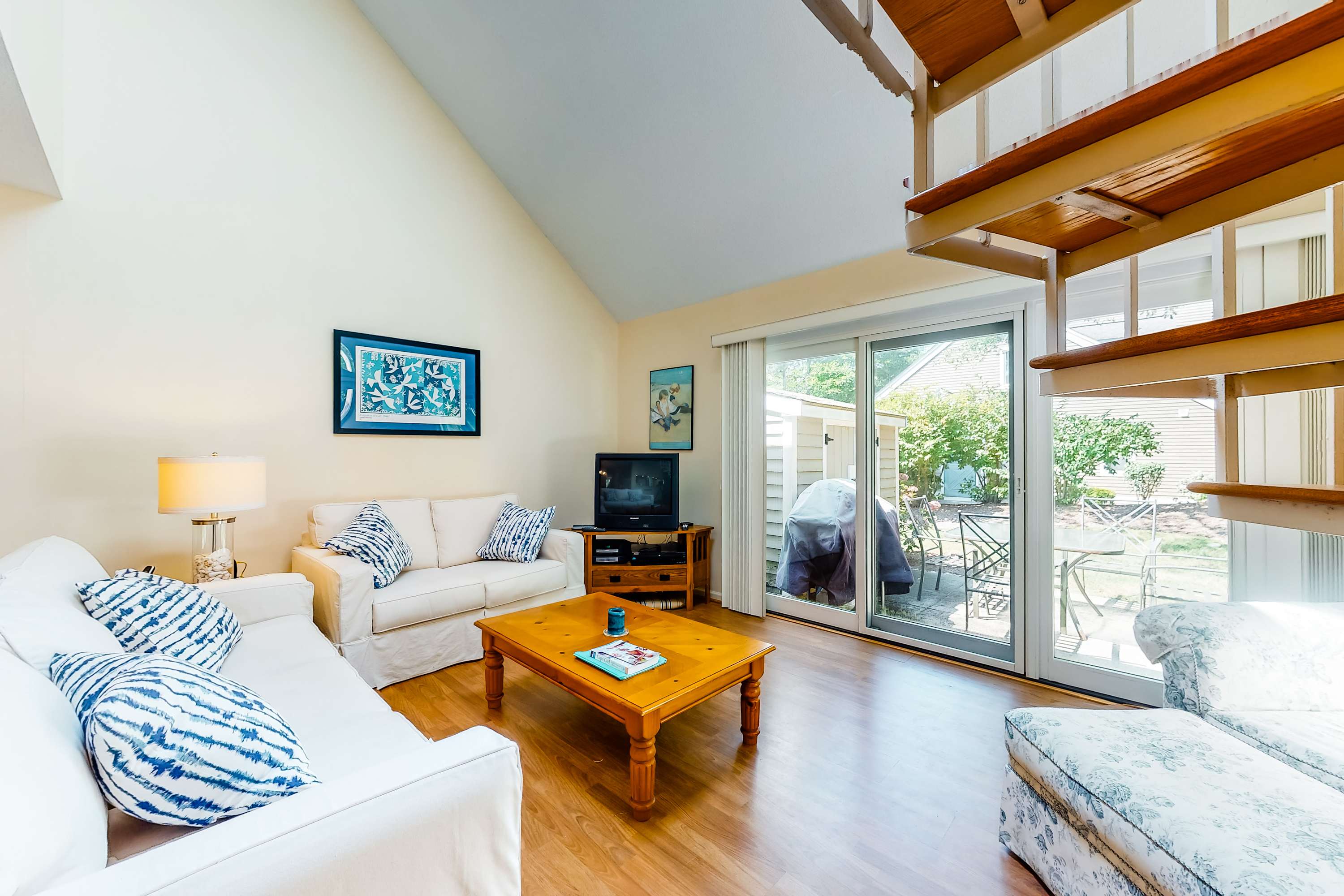 Lovely home with free WiFi, spacious patio, spiral staircase - near shops & restaurants