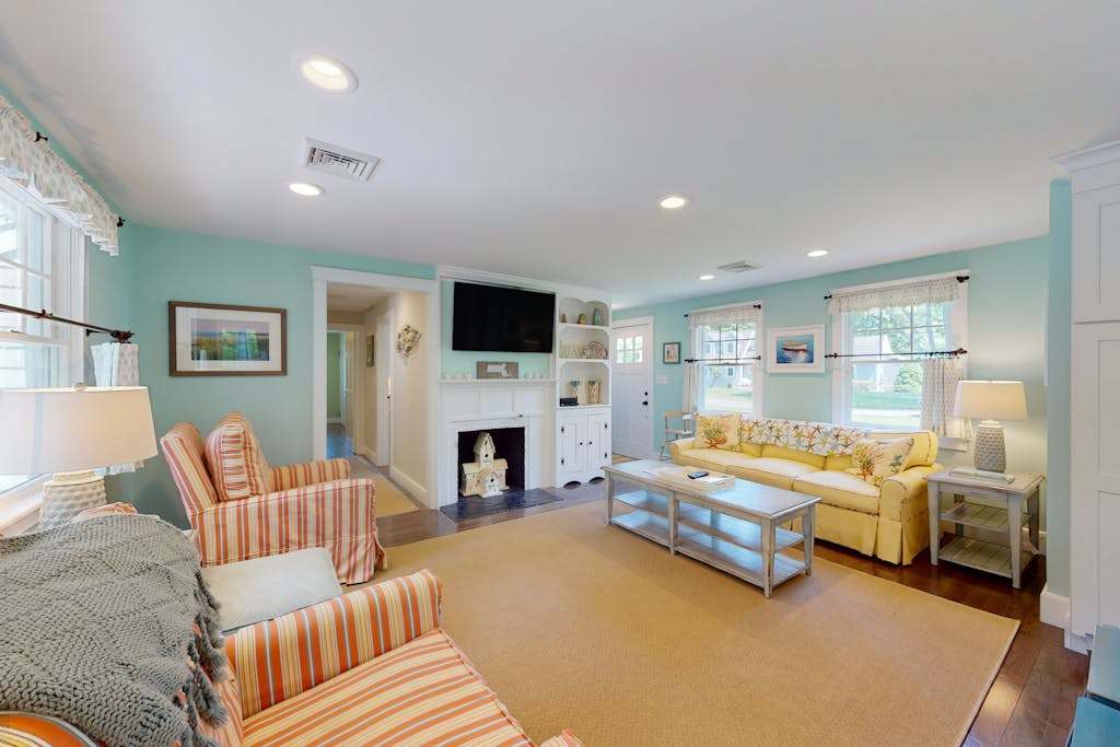 Remodeled home withbeach pass & new furnishings on 1-acre parcel - steps to lake