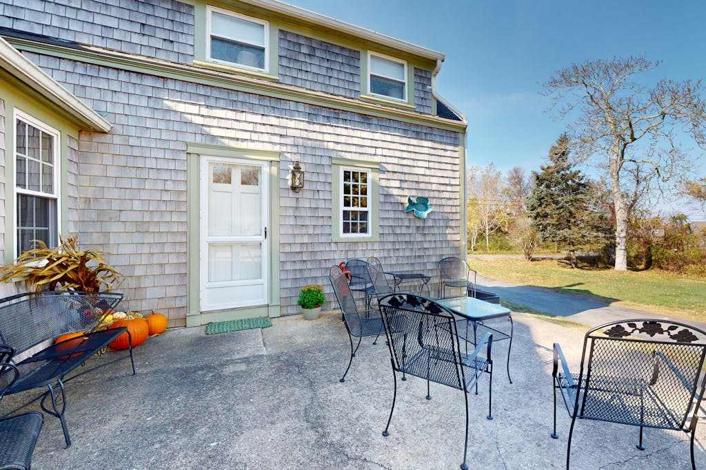 Classic Cape Cod beauty with patio, grill, & office - minutes to beach