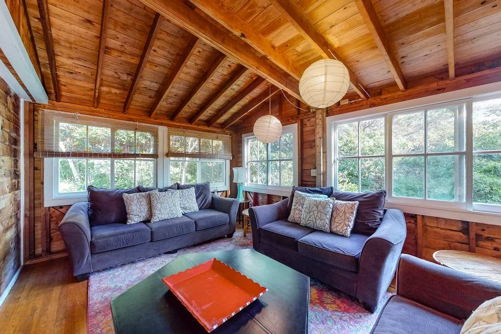 Classic Cape home with full kitchen, washer & dryer, firepit & gas grill - walk to beach