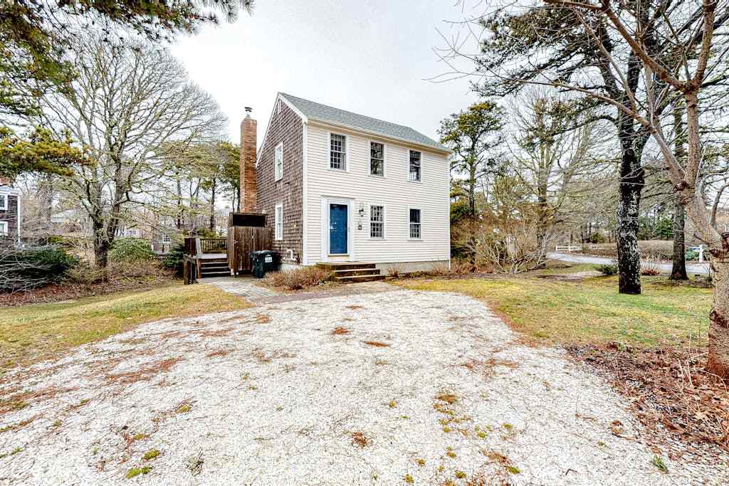 Serene home near downtown with furnished deck - walk to Ridgevale Beach