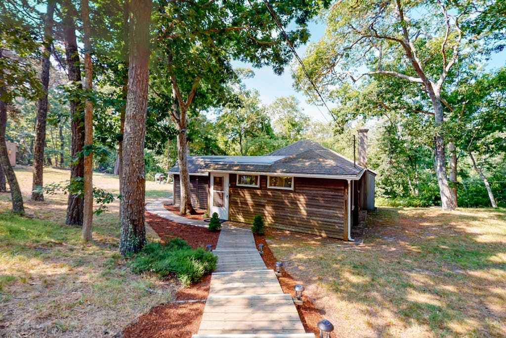 Darling, secluded cottage with large yard - walk to Chatham & Lighthouse Beach