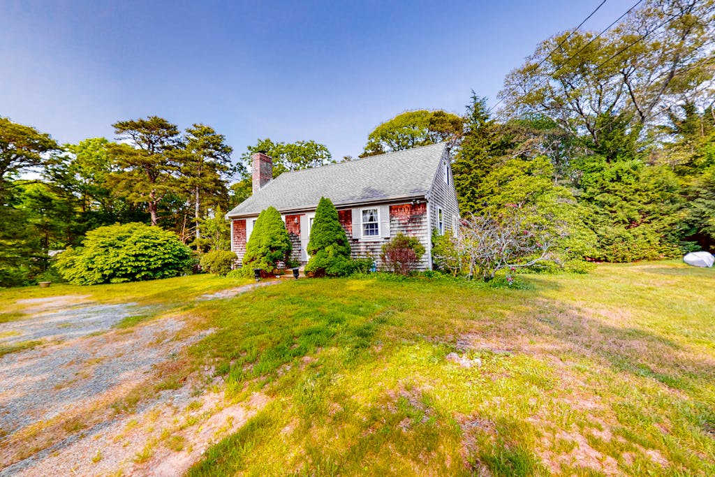 Delightful, dog-friendly home with private deck, grill, outdoor dining & WiFi