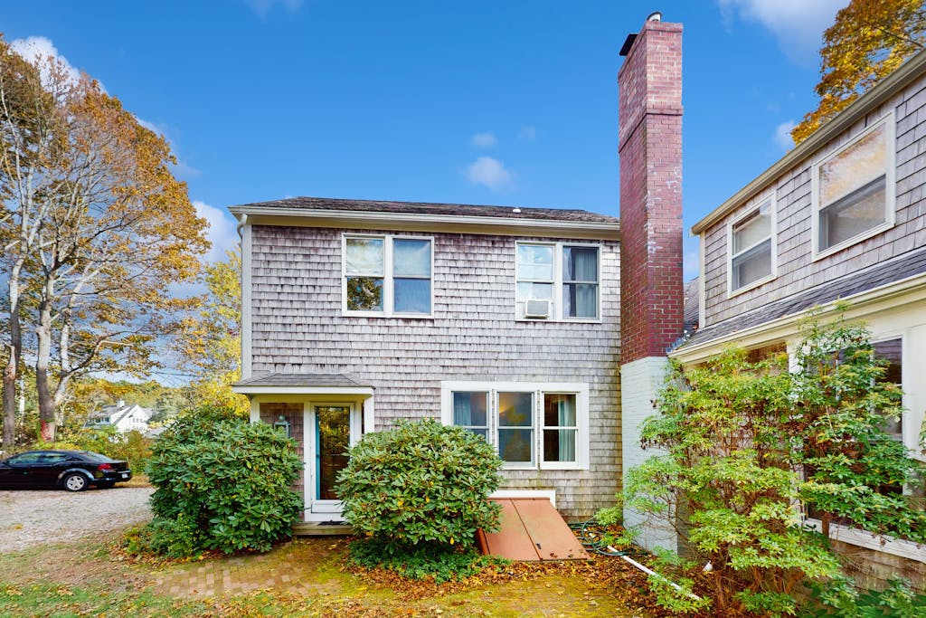 Dog-friendly historic home with yard, games, grill, children's items, washer & dryer, & AC