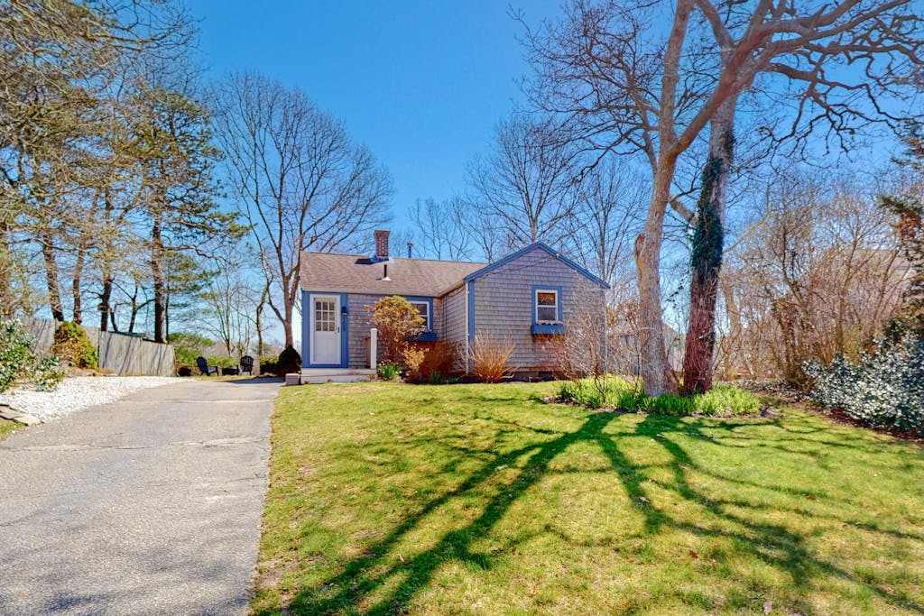 Lakefront home with beautiful views, water access, paddleboards & firepit