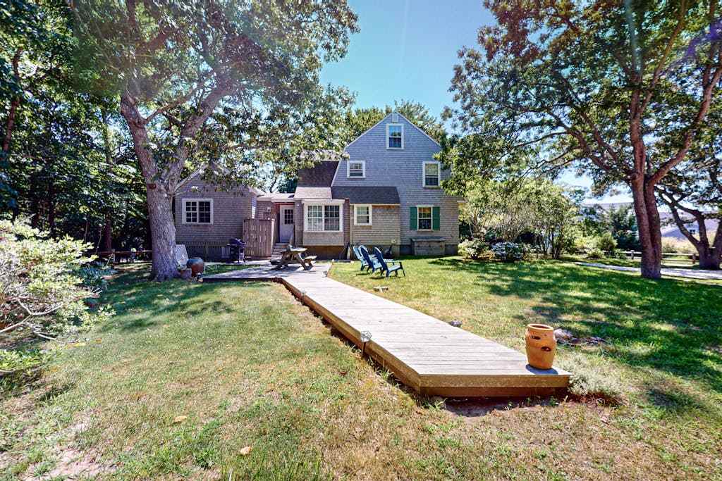 Coastal home with screened porch, washer & dryer, & amazing location