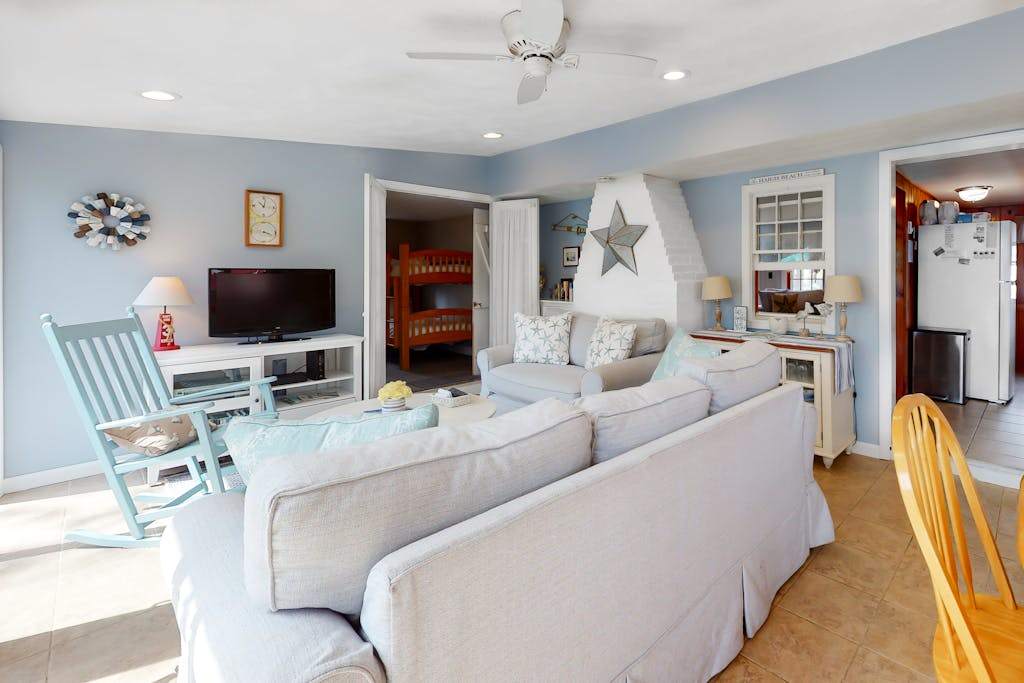 Classic Cape Cod home with Patio and Firepit - Walk to the Beach
