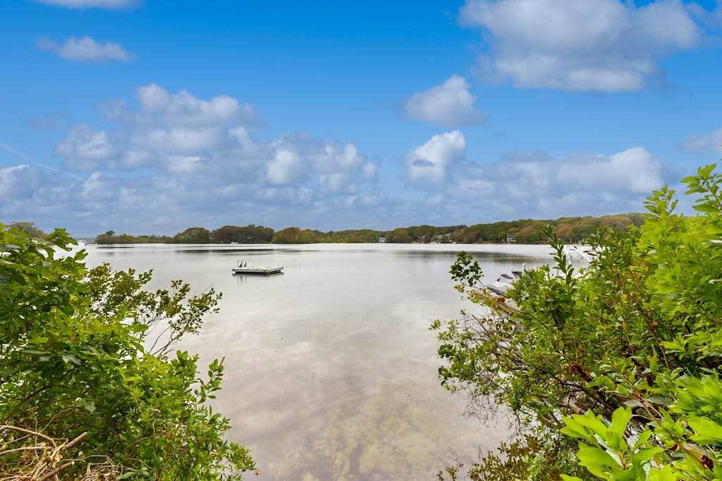 Cozy home on lake including local beach pass , hot tub, patio, washer & dryer, & AC
