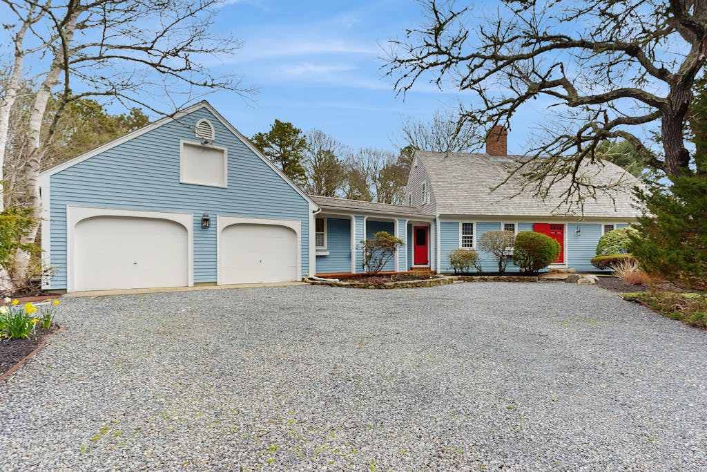 Cozy family retreat with kayaks, board games, AC, and beach access