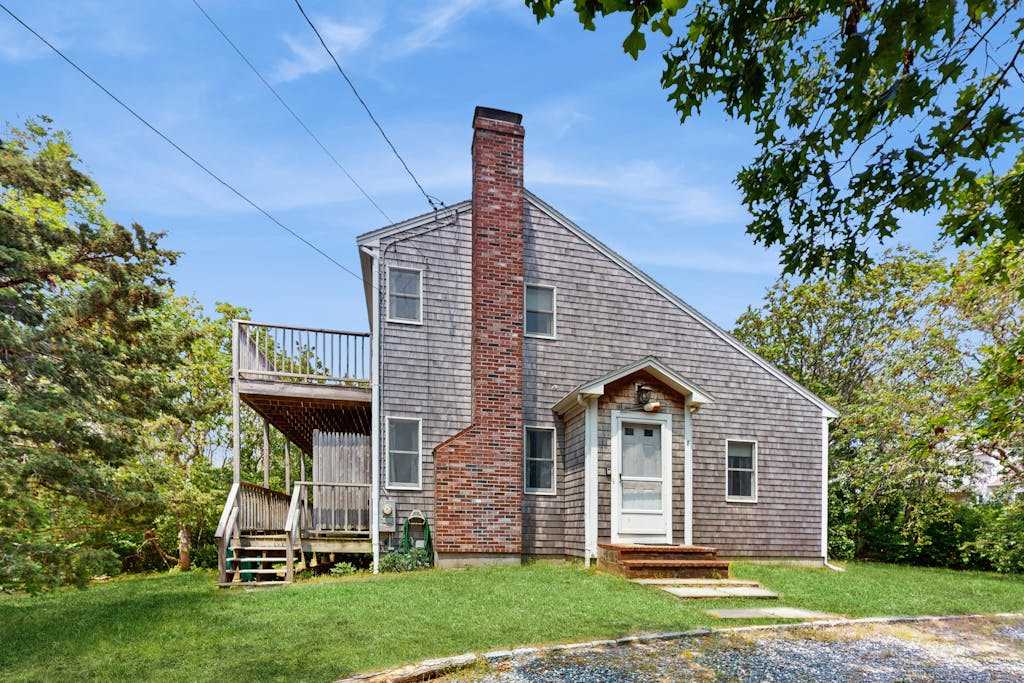 Home in a bayside neighborhood with 2 large decks - walk to beaches