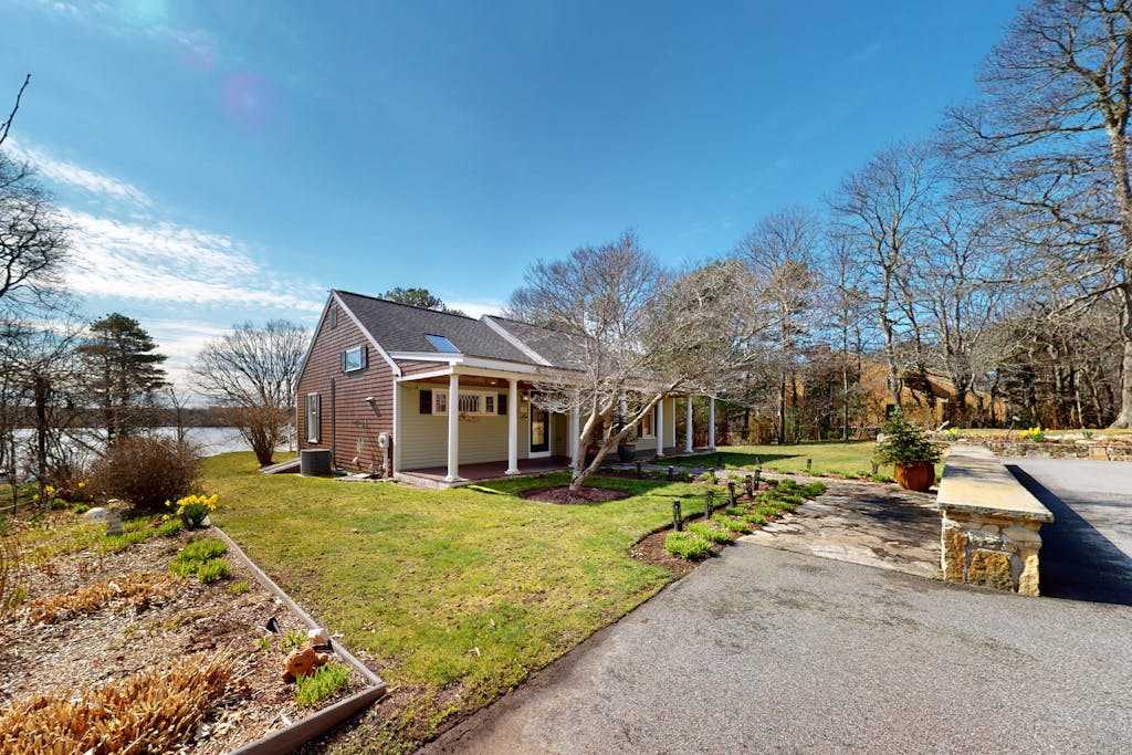 Wonderful waterfront getaway with furnished deck, pond access, kayaks & WiFi