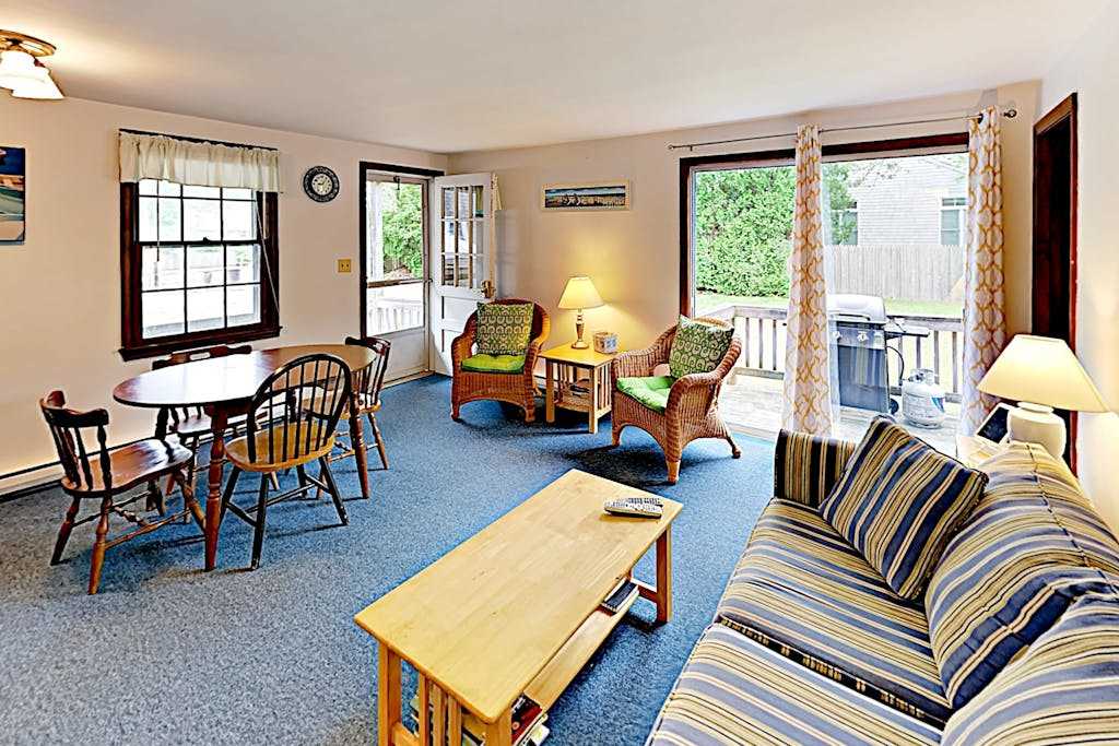 Spacious duplex with large outdoor deck - just minutes to Sea Street Beach